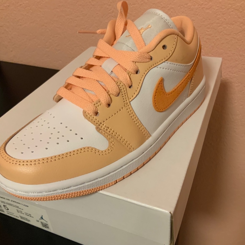 AIR JORDAN 1 LOW - Picture 2 of 5